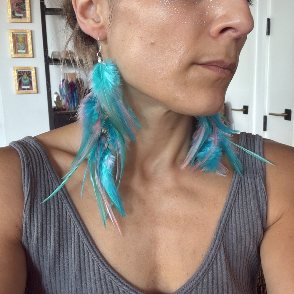 Elegant Feather Earrings in Blue and Pink - Picture 3 of 4